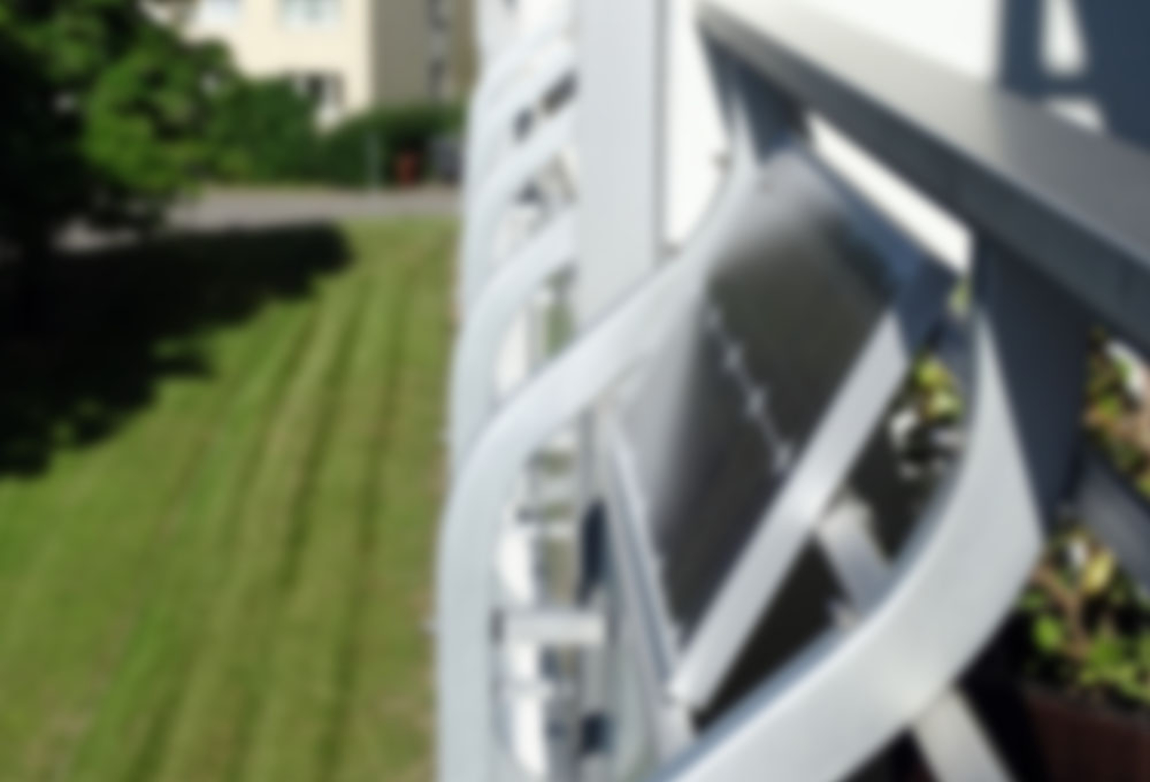 Balkon­kraftwerk bei DM Elektrotechnik in Dettingen unter Teck