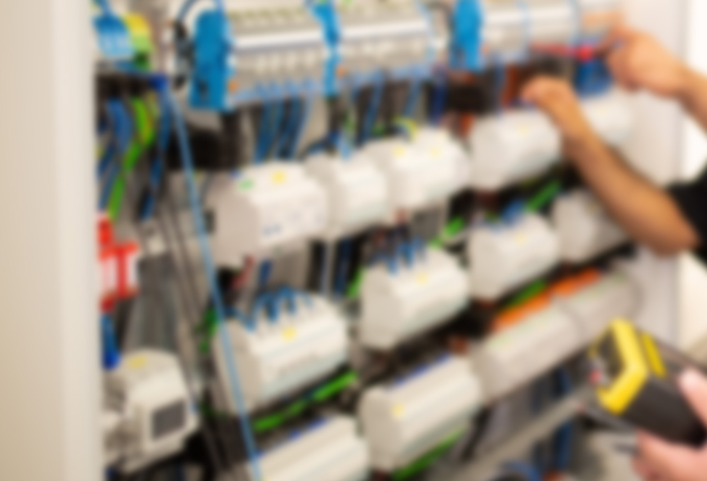 Schalt­anlagen­bau bei DM Elektrotechnik in Dettingen unter Teck